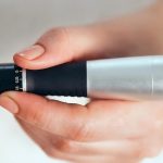 Γυναίκα που κάνει θεραπεία με dr pen