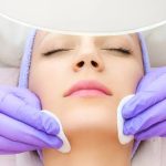 Καθαρισμός Προσώπου θεραπεία σε γυναίκα